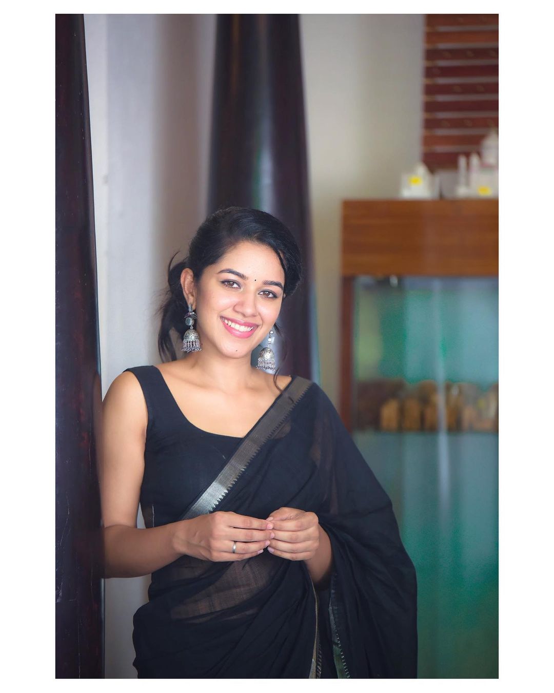 INDIAN ACTRESS MIRNALINI RAVI IMAGES IN BLACK SAREE 6